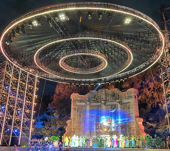 体验WTC圆形桁架的独特强度和美感