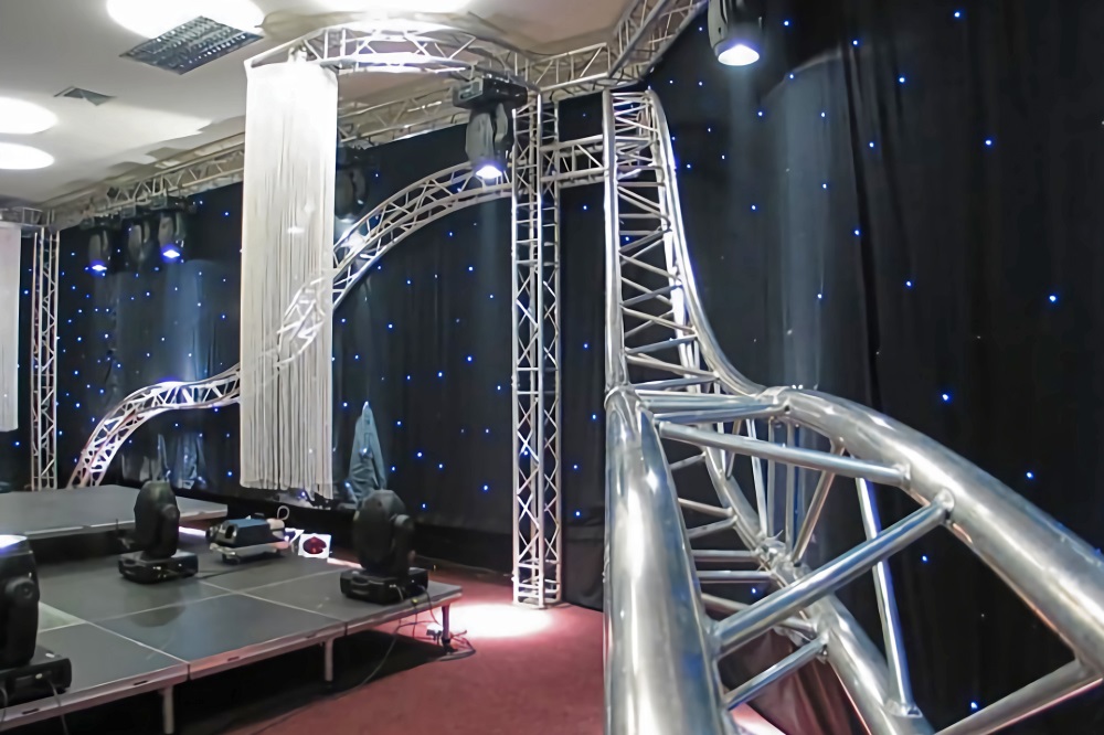 弧形桁架室内搭建